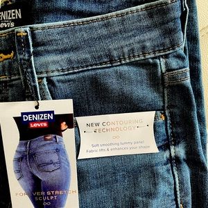 NWT. Denizen Levi’s distressed high waisted jeans.